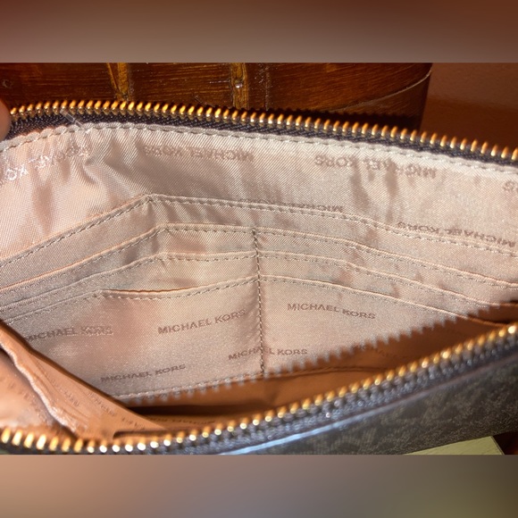 MICHAEL Michael Kors
Illustrations Drive Away Large Zip Clutch Bag - Picture 5 of 10